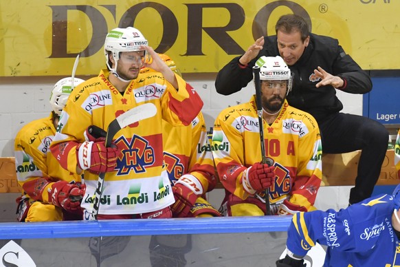 Der Bieler Trainer Antti Toermaenen hinter der Bande versucht seine Spieler zu dirigieren, im zweiten Eishockey Playoff-Viertelfinalspiel der National League zwischen dem HC Davos und dem EHC Biel, am ...