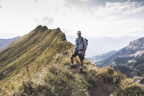 Germany, Bavaria, Oberstdorf, hiker standing on mountain ridge in alpine scenery model released Symbolfoto PUBLICATIONxINxGERxSUIxAUTxHUNxONLY UUF12190