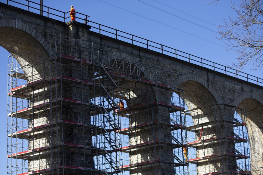 Bauarbeiter im Einsatz waehrend den Sanierungsarbeiten beim Saaneviadukt auf der Strecke Bern-Neuenburg, am Dienstag, 18. Februar 2020 in Guemmenen. (KEYSTONE/Peter Klaunzer)