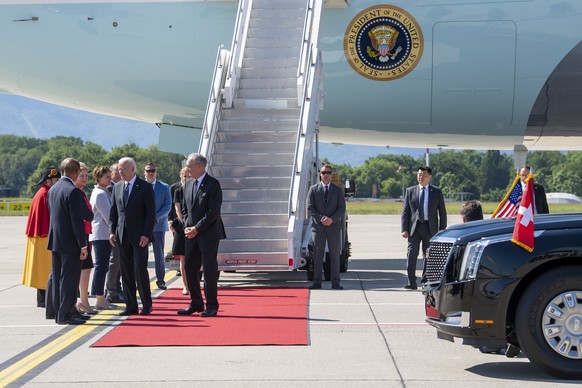 epa09273912 US president Joe Biden meets the Swiss delegation members next to Swiss Federal President Guy Parmelin, right, after Biden&#039;s arrival at the airport, a day prior to the US-Russia summi ...