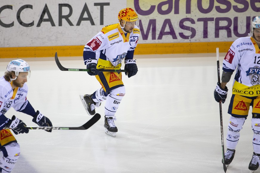 PostFinance Top Scorer Zug&#039;s center Jan Kovar, of Czech Republic, arrives on ice, prior the second leg of the National League Swiss Championship final playoff between Geneve-Servette HC and EV Zu ...