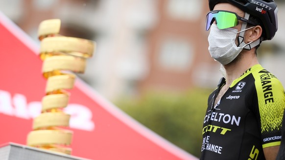 Britain&#039;s Simon Yates wears a face mask prior to the third stage of the Giro d&#039;Italia cycling race from Enna to Etna, Monday Oct. 5, 2020. Overall contender Simon Yates has withdrawn from th ...