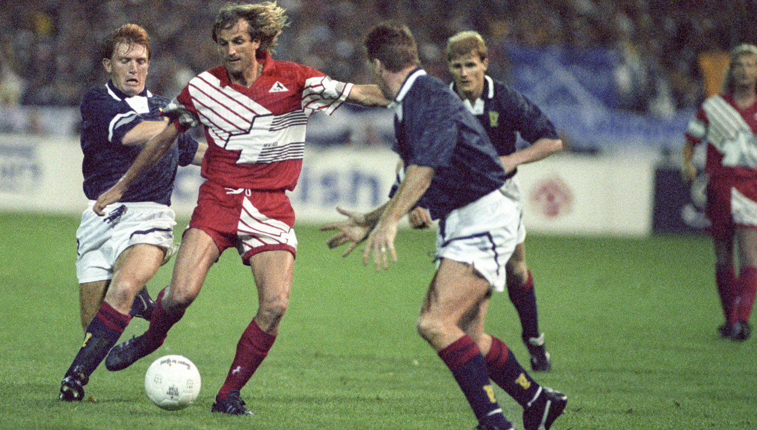 Heinz Hermann setzt sich gegen zwei Schotten durch und erzielt das 2:0 im Freundschaftsspiel der Schweizer Nationalmannschaft gegen Schottland in Bern am 11. September 1991. Schottland und die Schweiz ...