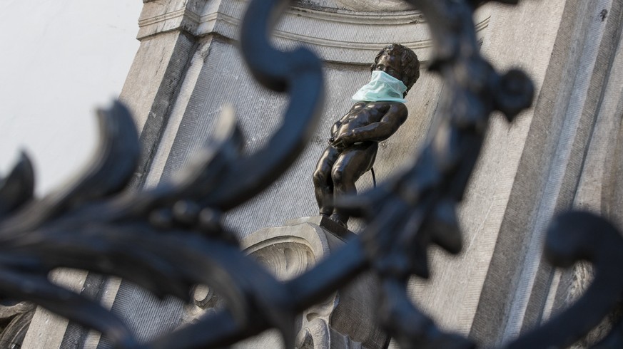 epa08320652 Manneken-Pis wears a protective mask in support of the medical profession in Brussels city center, Belgium, 25 March 2020. In order to contain the spread of coronavirus, Belgium is impleme ...