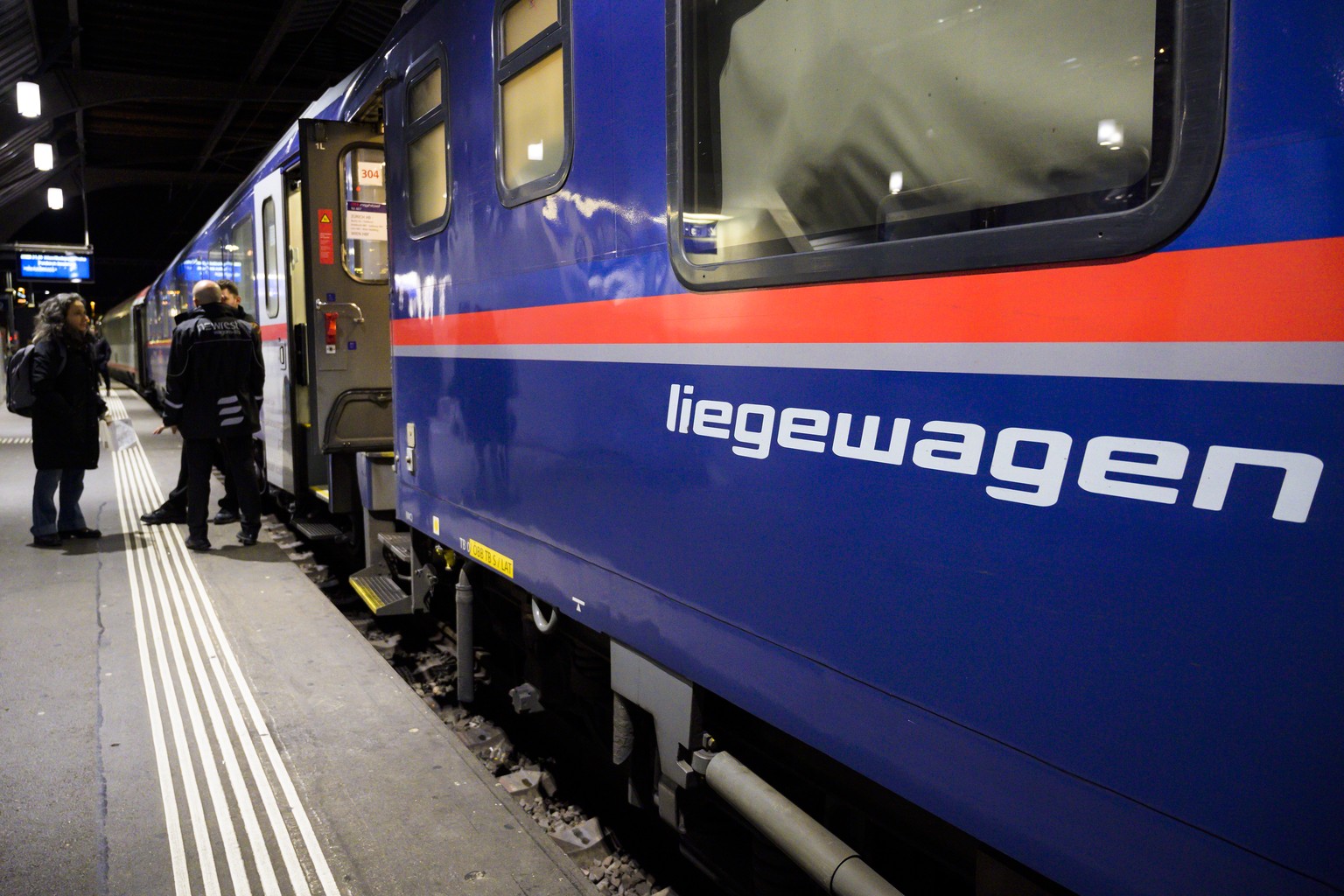 Un passager marche le long d&#039;un train de nuit &quot;Nightjet&quot; exploite par la compagnie Oesterreichische Bundesbahnen,OBB, qui relie les villes de Zuerich et Vienne en Autriche le dimanche 9 ...