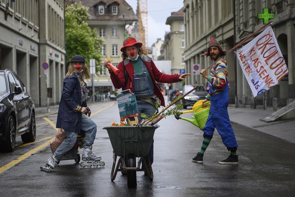 Drei Clowns protestieren auf der Strasse, waehrend der Aktion &#039;&#039;Strike for Future&#039;&#039;, am Freitag 21. Mai 2021, in Bern. Zum &#039;&#039;Strike for Future&#039;&#039; haben die Beweg ...