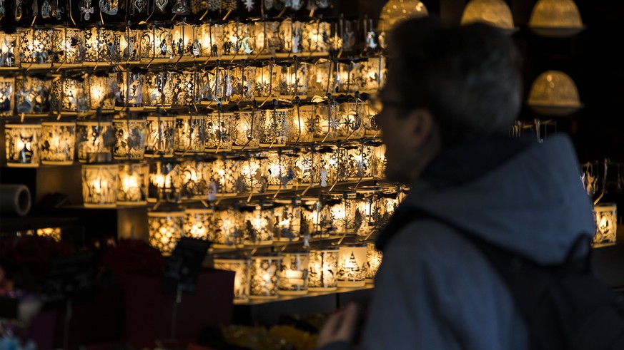 Ein Kundin am Weihnachtsmarkt vor dem Kaufhaus Globus an der Zuercher Bahnhofstrasse am Mittwoch, 23. Dezember 2015, in Zuerich. (KEYSTONE/Patrick B. Kraemer)