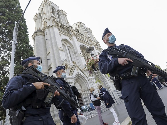 Polizisten stehen nach einer Messerattacke in der N�he der Kirche Notre-Dame Wache. Bei der Messerattacke hat es mindestens drei Tote und mehrere Verletzte gegeben. Die Pariser Anti-Terror-Staatsanwal ...