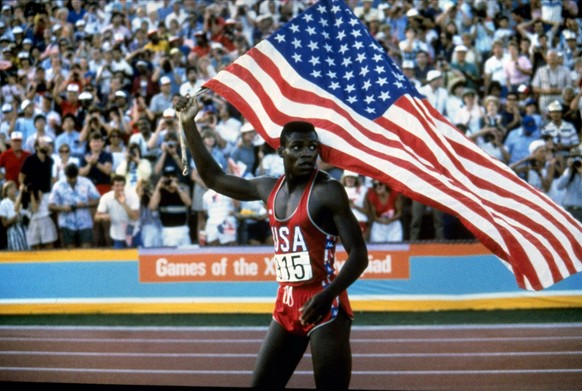 Carl Lewis takes a victory lap around the track of the Los Angeles Coliseum Saturday, August 4, 1984 after winning the gold medal in the 100-meter dash. (KEYSTONE/AP Photo/The Los Angeles Times/Skeete ...
