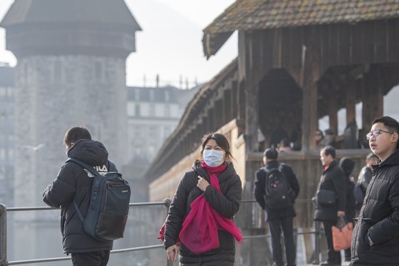 Chinesische Touristen tragen vereinzelt Schutzmasken waehrend ihres Besuches in der Stadt Luzern am Freitag, 24. Januar 2020. (KEYSTONE/Urs Flueeler)