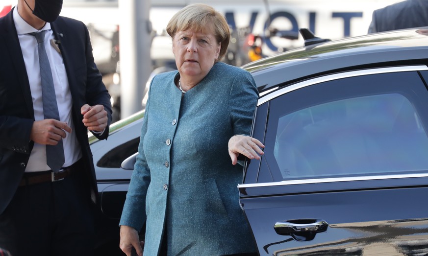 epa08670763 German Chancellor Angela Merkel (C) arrives at the German parliament Bundestag building to attend a faction meeting of the Christian Democratic Union (CDU) and of the Christian Social Unio ...