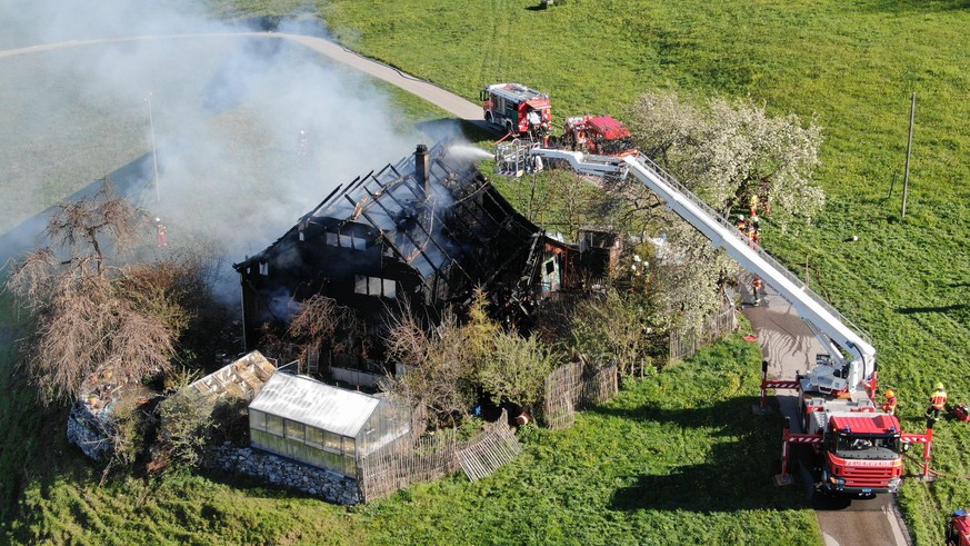 Am Samstag (08.05.2021), um 07:15 Uhr, ist im Bergli-Schlatt der Brand eines Hauses gemeldet worden. Durch den Brand wurde das Einfamilienhaus total zerstört. Der Sachschaden dürfte sich auf mehrere h ...