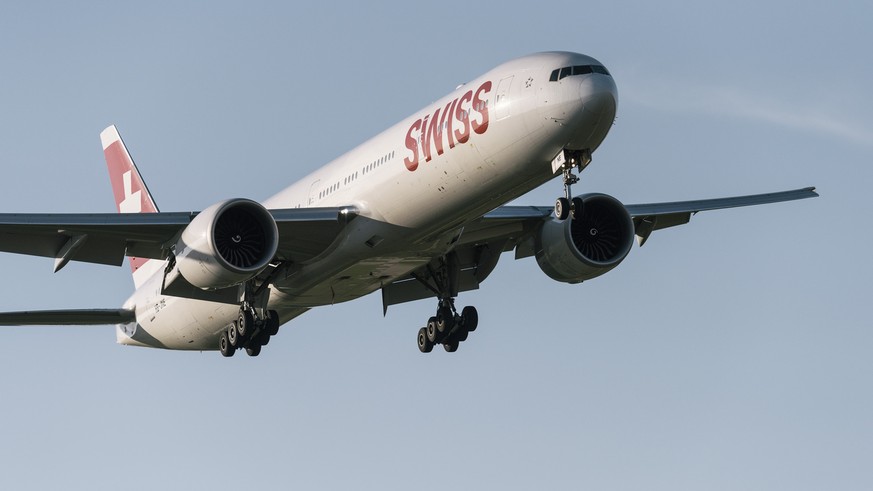 A Boeing 777-300ER of the Swiss International Air Lines lands at Zurich Airport in Kloten in the Canton of Zurich, Switzerland, on August 14, 2017. (KEYSTONE/Christian Beutler)

Eine Boeing 777-300ER  ...