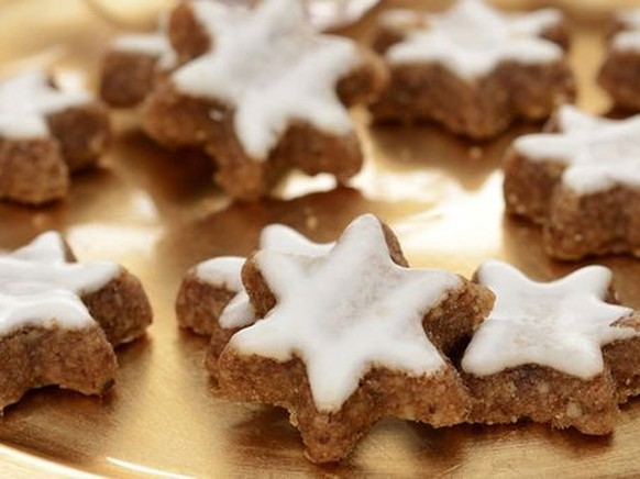 zimtsterne keks guetzli biscuits cookie essen food weihnachten dessert https://www.sixx.ch/tv/enie-backt/rezepte/backrezepte/zimtsterne-plaetzchen-backen