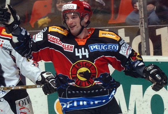 Der Berner Marc Weber freut sich ueber sein Tor zum 3-1, im Eishockey Meisterschaftsspiel der NLA zwischen dem SC Bern und dem EHC Basel, am Sonntag, 18. Januar 2004 in Bern. (KEYSTONE/Edi Engeler)