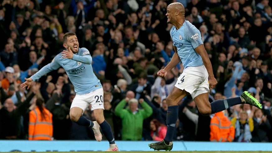 epa07551937 Manchester City&#039;s Vincent Kompany (R) celebrates scoring a goal during the English Premier League soccer match between Manchester City and Leicester City at the Etihad Stadium in Manc ...
