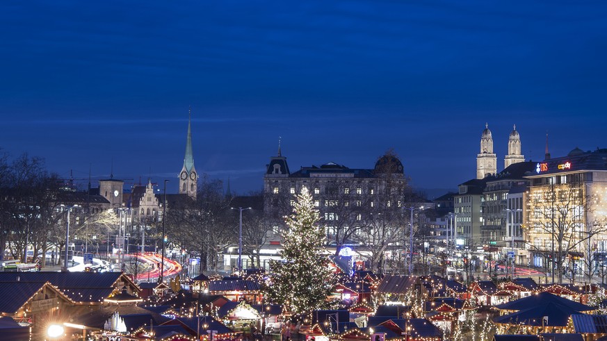 Blick auf den Weihnachtsmarkt am Bellevue, einem der groessten Weihnachtsmaerkte der Stadt Zuerich, direkt vor dem Opernhaus auf dem Sechselaeutenplatz stattfindet, am Dienstag, 15. Dezember 2015 in Z ...