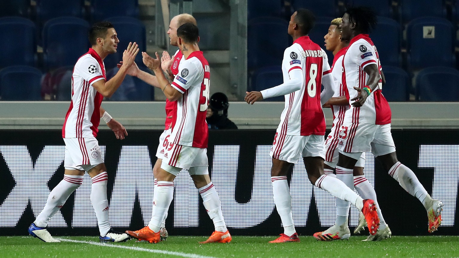 epa08778993 Ajax&#039;s Dusan Tadic (L) celebrates with teammates after scoring the first goal for his team during the UEFA Champions League Group D soccer match Atalanta BC vs Ajax at Gewiss Stadium  ...