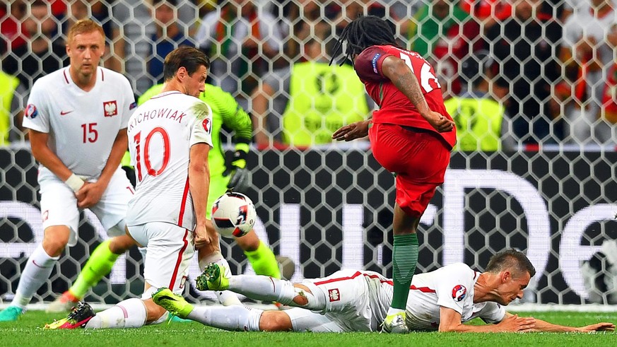 epa05399880 Renato Sanches (up R) of Portugal scores the 1-1 equalizer via a deflection off Grzegorz Krychowiak (2-L) of Poland during the UEFA EURO 2016 quarter final match between Poland and Portuga ...