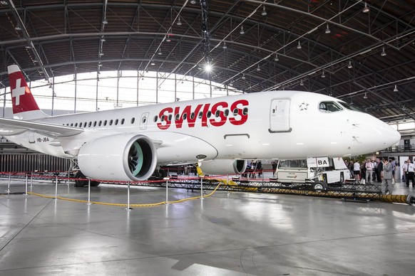 epa05410755 The new Bombardier C-Series CS100 airplane of the airline SWISS is presented on the occasion of the aircraft&#039;s baptism at the Zurich Airport in Kloten, Switzerland, 06 July 2016. Bomb ...