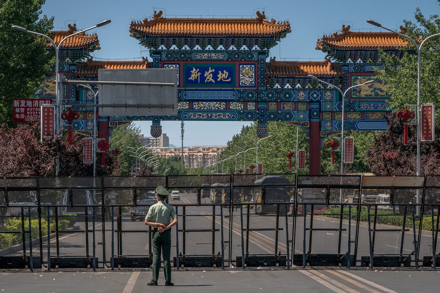 epa08484450 A paramilitary police officer stands guard at the entrance to the closed Xinfadi market, in Fengtai district, Beijing, China, 14 June 2020. One of Beijing&#039;s largest markets, Xinfadi i ...