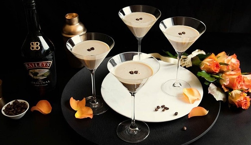 flat white martini cocktail trinken drinks baileys kaffee https://hashtag.zoznam.sk/silvester-s-kamosmi-rodinou-ci-na-party-tu-su-top-napoje-pre-kazdu-prilezitost/