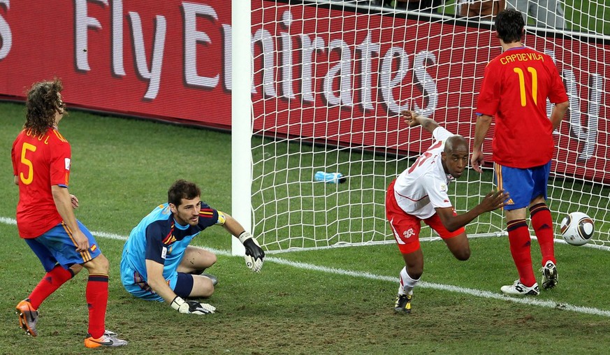 epa02205289 Swiss Gelson Fernandes (2nd R) celebates in front of Spain&#039;s goalkeeper Iker Casillas and defenders Gerard Pique (L), Carles Puyol (2nd L) and Joan Capdevila (R) after scoring the 1-0 ...