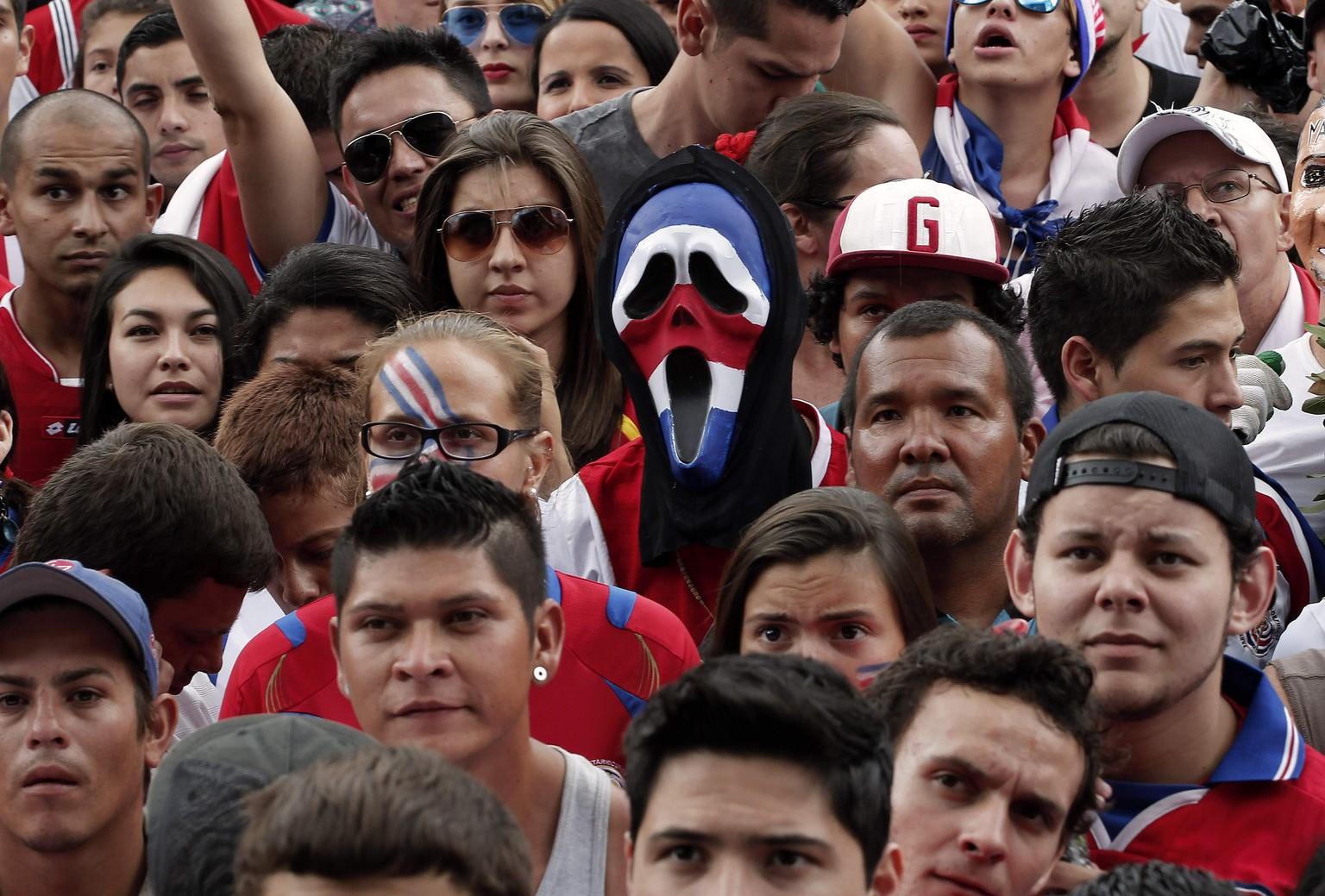 Fans of Costa Rica watch a broadcast of the 2014 World Cup round of 16 game between Costa Rica and Greece, in San Jose June 29, 2014. REUTERS/Juan Carlos Ulate (COSTA RICA - Tags: SPORT SOCCER WORLD C ...