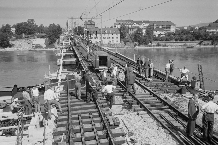 11. August 1962: Brückenverschiebung, Eisenbahnbrücke Basel.&nbsp;