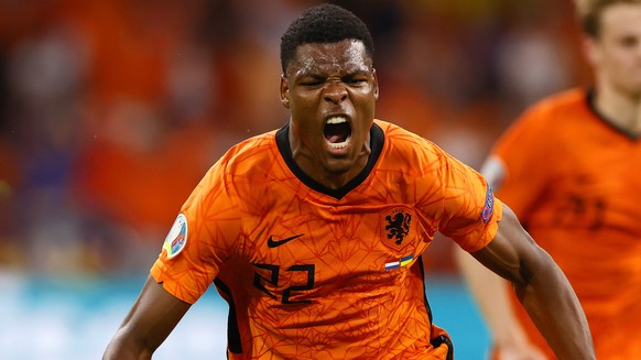 epa09269056 Denzel Dumfries (L) of the Netherlands celebrates after scoring the 3-2 lead during the UEFA EURO 2020 preliminary round group C match between the Netherlands and Ukraine in Amsterdam, Net ...