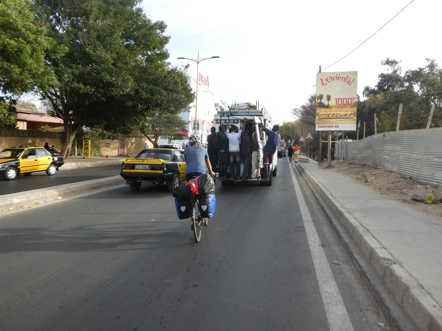 Bild 22
Senegal (22.01.2019):
In den Transportmitteln des öffentlichen Verkehrs im Senegal wird jeder Platz ausgenutzt. Zu Stosszeiten sind die Strassen nach Dakar völlig überfüllt. 
Bild: Cape2Cape/A ...