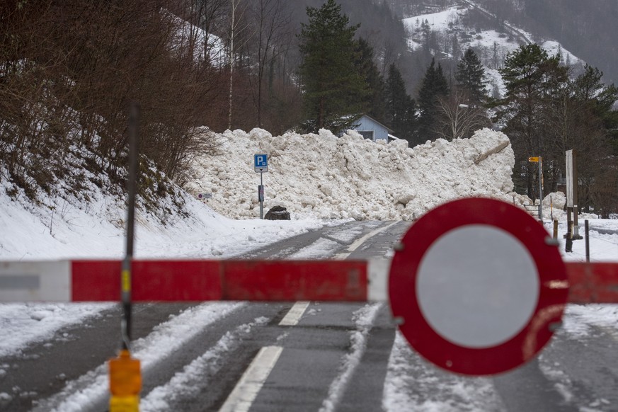 Eine Lawine hat die Kantonsstrasse zwischen Seedorf und Bauen im Kanton Uri verschuettet, am Donnerstag, 14. Januar 2021. Die Kantonsstrasse ist bis auf weiteres gesperrt. (KEYSTONE/Urs Flueeler)