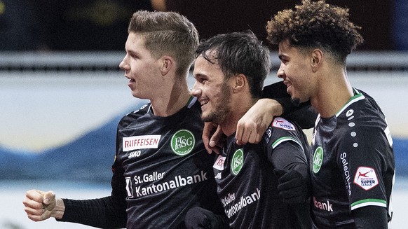 St.Gallens Cedric Itten, Jeremy Guillemond und Yannis Letard, von links, feiern den Treffer zum 4:1 im Fussball Meisterschaftsspiel der Super League zwischen dem FC Thun und dem FC St. Gallen, am Sonn ...