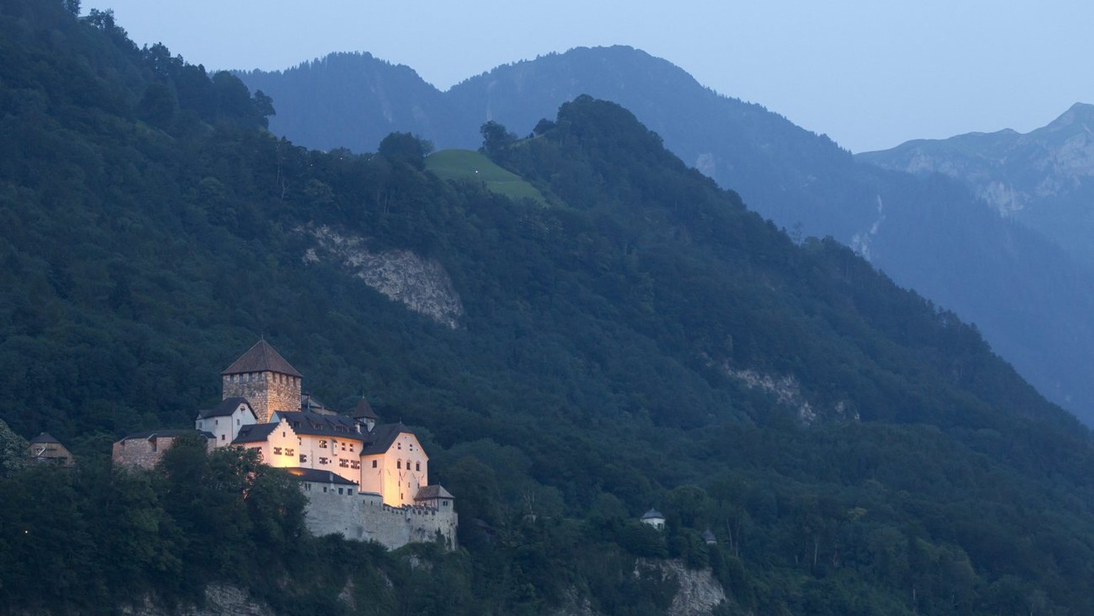 Das Schloss Vaduz am Samstag, 30. Juni 2012 in Vaduz. Die Verfassungsinitiative, bei der dem Fuerst das Vetorecht aberkannt worden waere, wurde am Sonntag, 1. Juli 2012, vom Volk klar abgelehnt. (KEYS ...