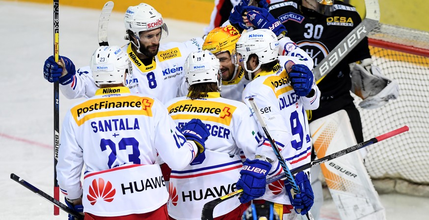 Kloten&#039;s players celebrate the 1 - 4 goal, during the preliminary round game of National League A (NLA, LNA) Swiss Championship 2017/18 between HC Lugano and EHC Kloten, at the ice stadium Resega ...