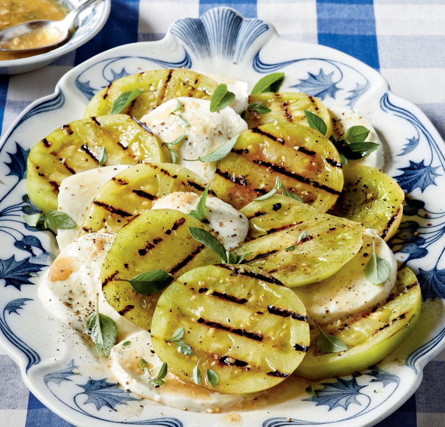 http://www.southernliving.com/food/6-ways-with-green-tomatoes/grilled-green-tomatoes-caprese-recipe grilliert grill grillieren bbq barbecue grüne tomaten essen food vegetarisch gemüse