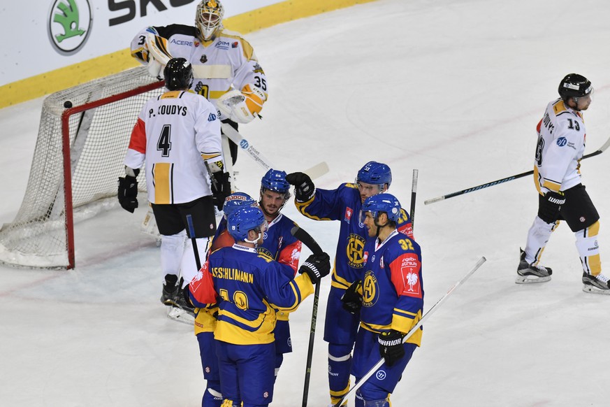 Davos&#039;s goal scorer Marc Aeschlimann, Andres Ambuehl, Dino Wieser, Robert Kousal (CZ) and Noah Schneeberger, from left to right, celebrate after their leading 3:1 goal, next to Rouen&#039;s goalk ...