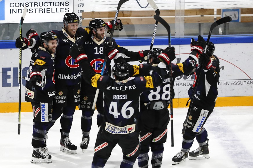 Gotterons Viktor Stalberg, 2. von links, jubelt nach seinem entscheidenden Tor zum 7-6 mit seinen Teamkollegen, im Eishockey Meisterschaftsspiel der National League zwischen dem HC Fribourg Gotteron u ...