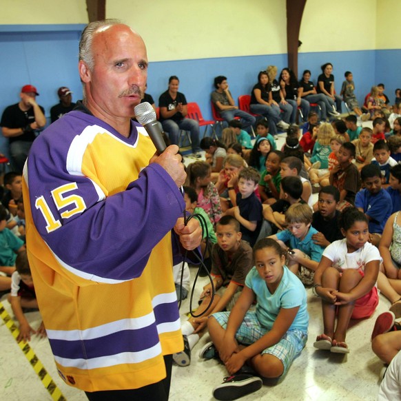 July 28, 2010 - Canoga Park, CA, USA - Former Kings player and current Kings radio commentator Daryl Evans speaks to children at West Valley Boys &amp; Girls Club in Canoga Park, Wednesday, July 28, 2 ...