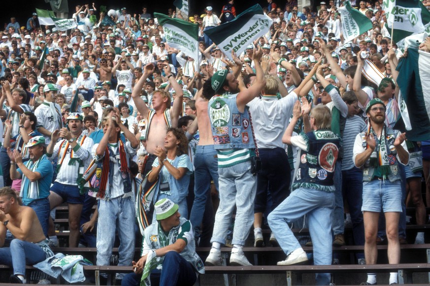 Fu�ball, DFB-Pokalfinale 1988/1989, Borussia Dortmund - SV Werder Bremen Anfeuerung aus dem Fanblock von Bremen