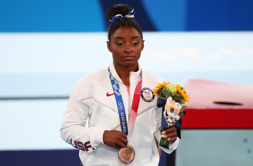 epa09390718 Bronze medalist Simone Biles of the USA poses during the victory ceremony of the Women&#039;s Balance Beam Final during the Artistic Gymnastics events of the Tokyo 2020 Olympic Games at th ...