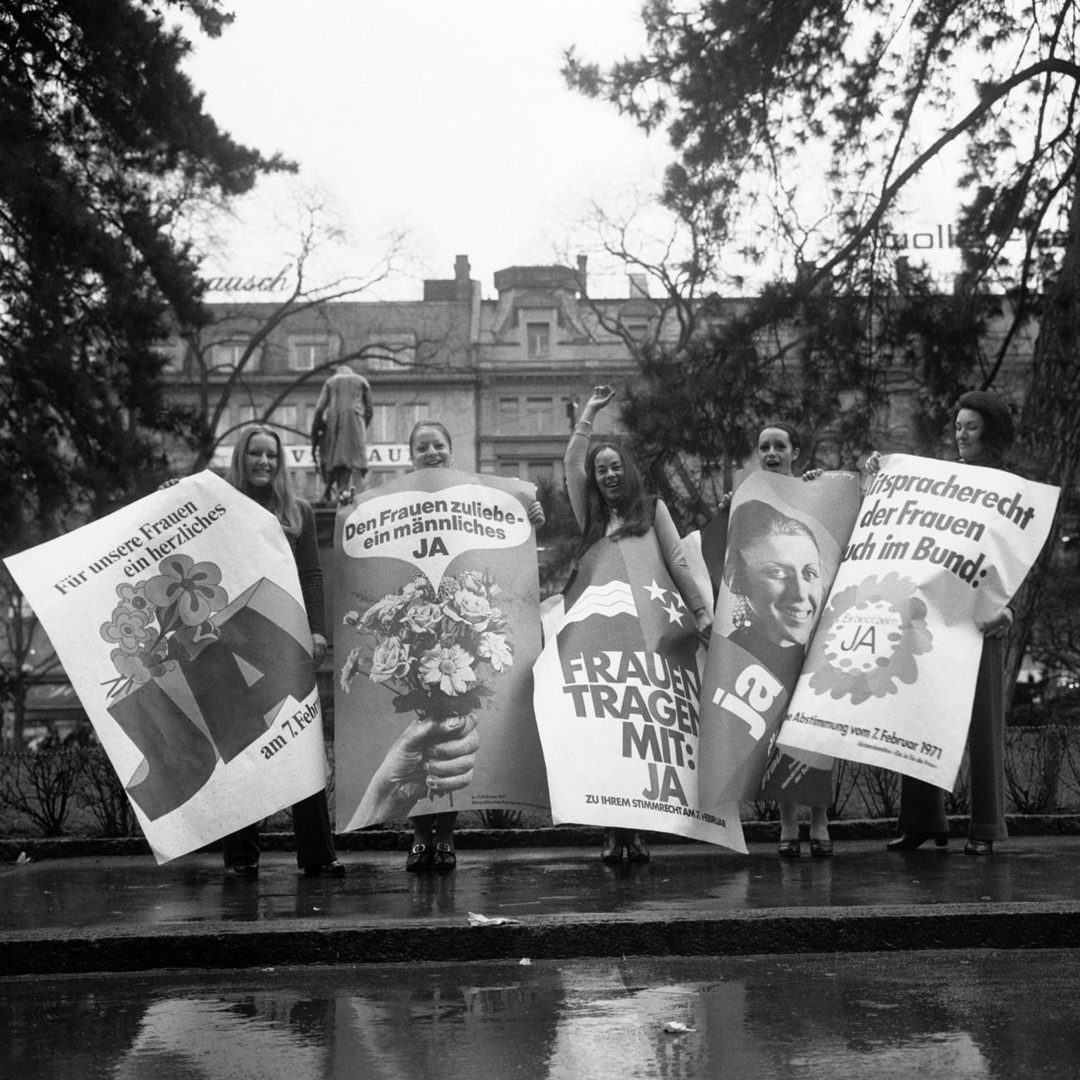 Supporters of the women&#039;s right to vote pose with posters in the run-up to the federal vote on February 7, 1971, pictured in Zurich, Switzerland, on January 26, 1971. (KEYSTONE/Str)

Befuerworter ...
