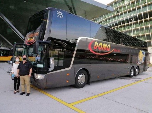 Ein Bus reicht aus für die einzelnen Spanien-Rückkehrer: Chauffeur und Mitarbeiterin von Domo Reisen mit Mundschutz.