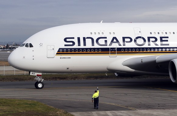 epa08314402 (FILE) - The new Airbus A380 Singapore Airlines plane prepares to take off at the Airbus&#039;s delivery center in Colomiers, near Toulouse, Southern France, 13 January 2017 (reissued 23 M ...