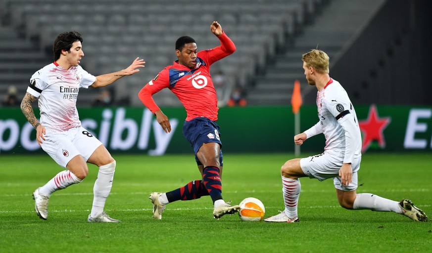 epa08844271 Jonathan David (C) of Lille in action against Sandro Tonali (L) and Simon Kjaer of Milan during the UEFA Europa League soccer match between Lille OSC and AC Milan in Lille, France, 26 Nove ...