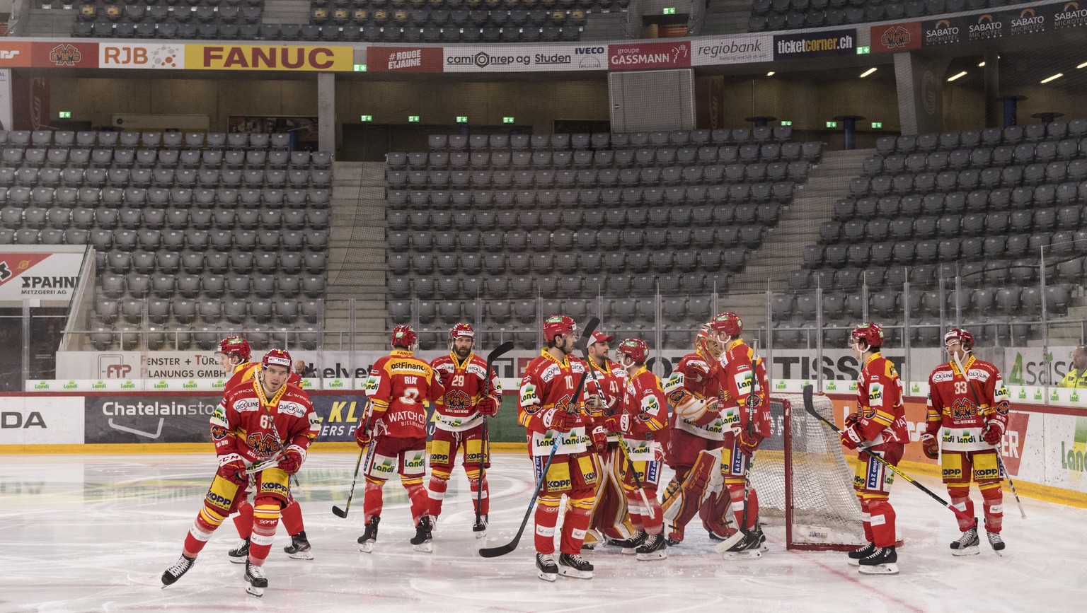 Die Bieler Spieler versammeln sich kurz vor Anpfiff des Eishockey Meisterschaftsspiels der National League zwischen dem EHC Biel und den ZSC Lions, am Freitag, 28. Februar 2020 in der Tissot Arena in  ...