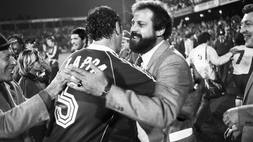 Paul Wolfisberg, Coach der Schweizer Fussballnationalmannschaft, umarmt Gianpietro Zappa nach dem 2:1 Sieg in der WM-Qualifikation gegen England am 30. Mai 1981 in Basel. (KEYSTONE/Str)