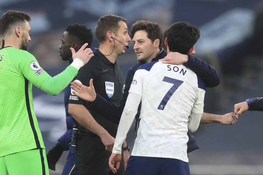 Tottenham&#039;s caretaker manager Ryan Mason, centre right, congratulates his players after an English Premier League soccer match between Tottenham Hotspur and Southampton at the Tottenham Hotspur S ...