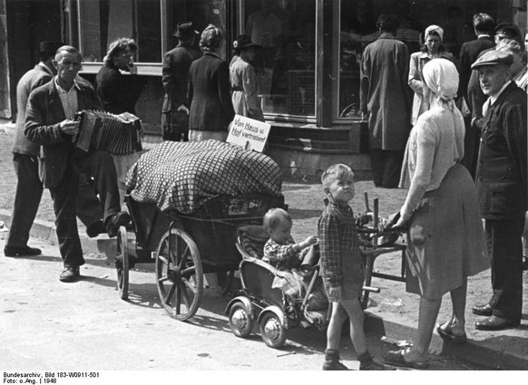 ADN-ZB/dpd
Westdeutschland 1948:
Mit Frau, Kind und Kegel zieht dieser Mann über die Strassen Nordwestdeutschlands. Ein paar Töne aus der Ziehharmonika locken die Mitleidigen herbei, die sich zu einer ...