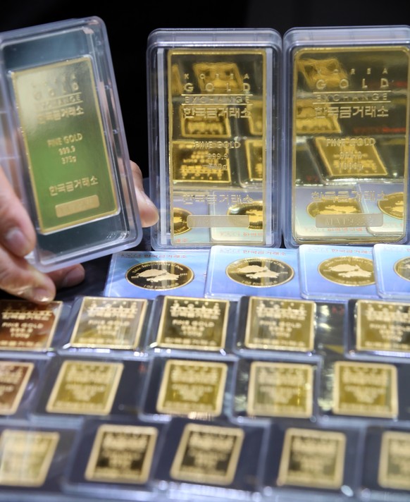 epa08107331 Gold bars are displayed at the Korea Gold Exchange in Seoul, South Korea, 06 January 2020. Spot gold rose 2.3. percent to 1,588.13 US dollar per ounce as of 8 a.m. local time on the day am ...